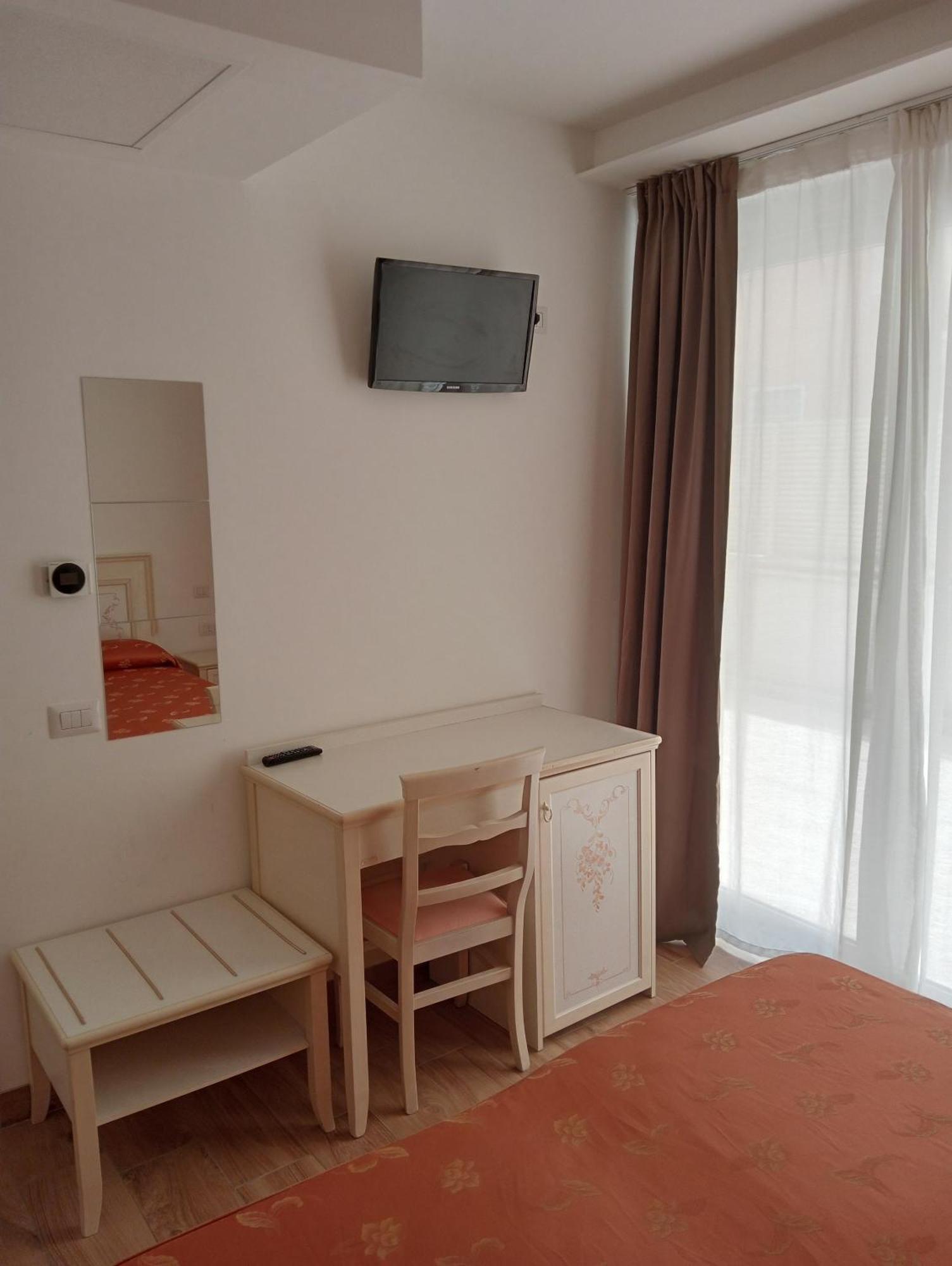 Hotel Flora Alba Adriatica Exterior photo